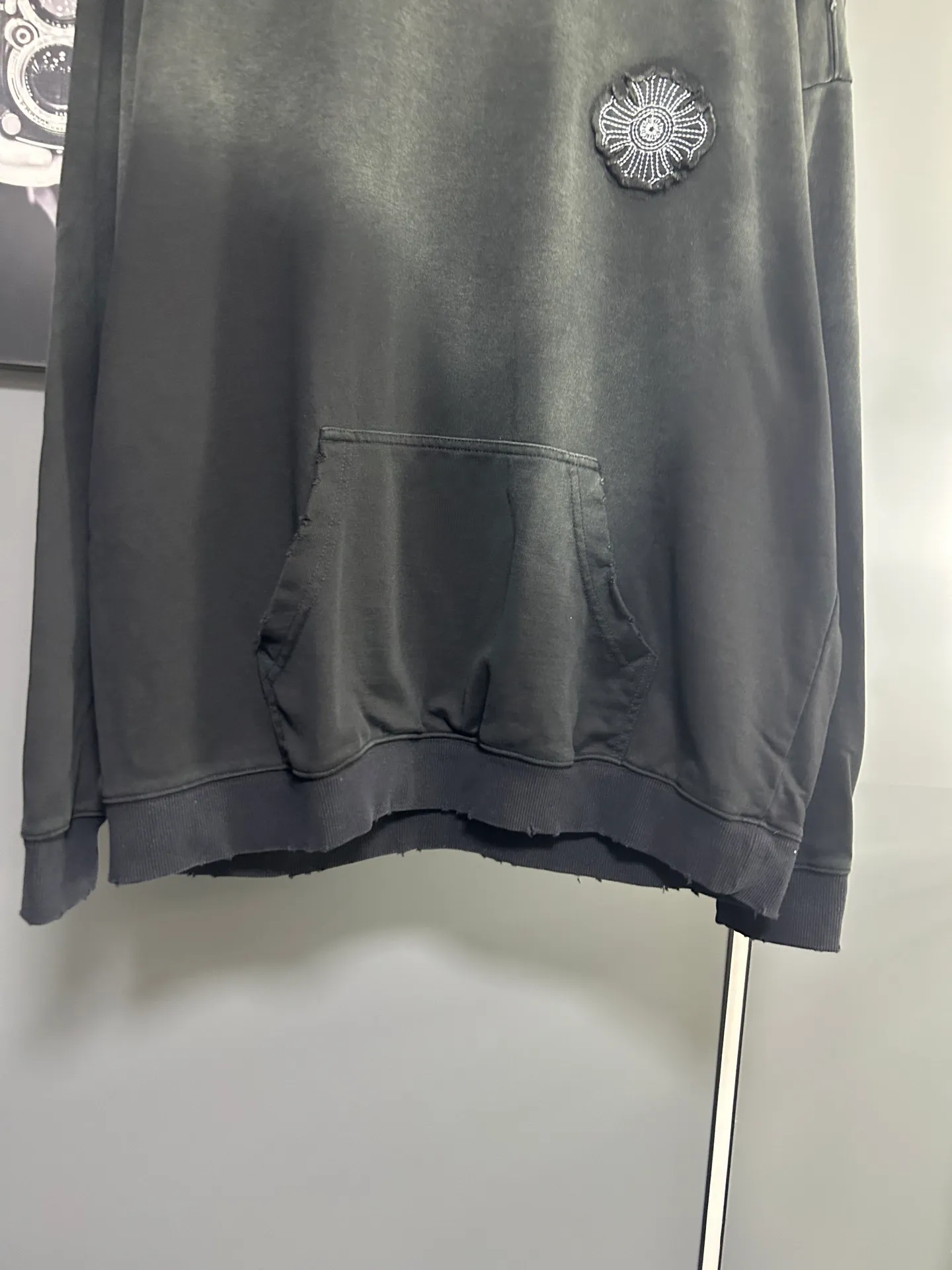 P310 𝗖𝗵𝗿𝗼𝗺𝗲 𝗛𝗲𝗮𝗿𝘁𝘀/Cro Heart 2025 Cross Patch Embroidery Summer New Original Single Counter American Acid Washed Distressed Laser Burnt Patch Embroidery Couple Casual Hooded Sweatshirt 👑The highest version! Customized fabric 440g tripe terry fabric! American acid-washed and distressed original fabric laser burnt ✟appliqué embroidery and exquisite embroidery of letters! The best-selling model at the counter. It is very comfortable to wear. It is low-key yet luxurious. It is very classy when worn. The large size and tailoring are needless to say. The upper body is exquisite and vivid. 👍High-end first-class materials. A truly palace-level product. The cotton from Turkey is of outstanding quality. After heavy washing, the clothes are very soft! Not picky, the upper body is absolutely stylish and extremely luxurious. Auxiliary materials: The original model has been authenticated and labeled ➕100% silk washed with water label. Genuine purchase-grade original hangtag➕matching hanging rope➕3D hanging beads➕original packaging bag. Craftsmanship: The original version has consistent wiring! The highest version of the armhole matching technique! Countless times of pattern making to 100% restore the original appearance! The correct version is the same for men and women, super eye-catching, super good-looking, and super atmospheric! Color: White Black Royal Blue Size, XS S M L